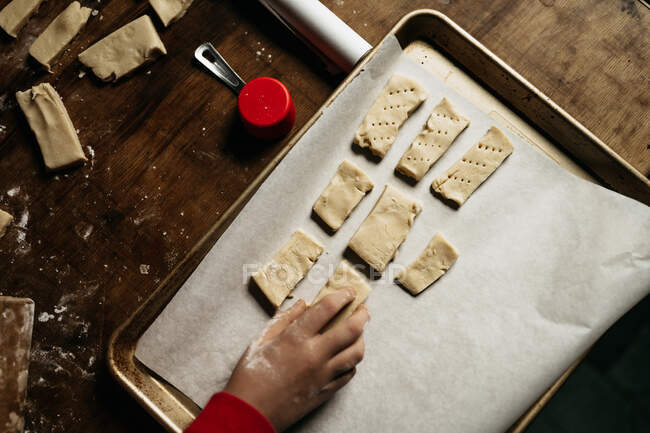 Paso por la masa. el proceso de fabricación de cookies. - foto de stock