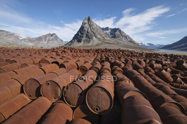 Pile di fusti di combustibile arrugginito della base statunitense Bluie East Two, Ikateq, Groenlandia abbandonata — Foto stock