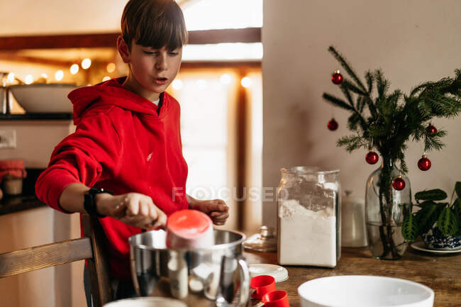 Criança fazendo massa de biscoito para biscoitos de Natal — Fotografia de Stock