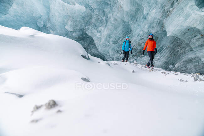 Freunde erkunden gefrorene Eishöhlen in Alberta — Stockfoto