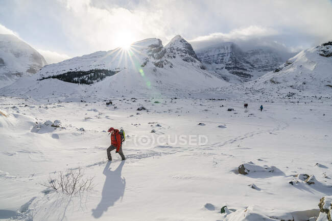 Ciaspolata sulle rocce canadesi durante l'inverno — Foto stock