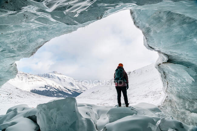 Esplorare le grotte di ghiaccio nelle rocce canadesi — Foto stock