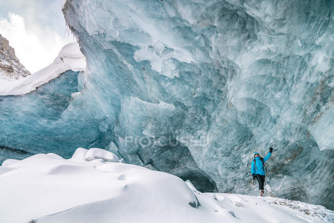 Explorando cavernas de gelo nas rochas canadenses — Fotografia de Stock
