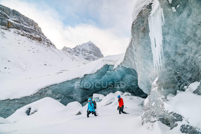 Des amis explorent les champs de glace Columbia à Jasper — Photo de stock
