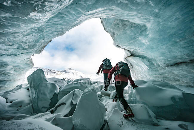 Alpinisti esplorare dentro di ghiacciai in diaspro — Foto stock
