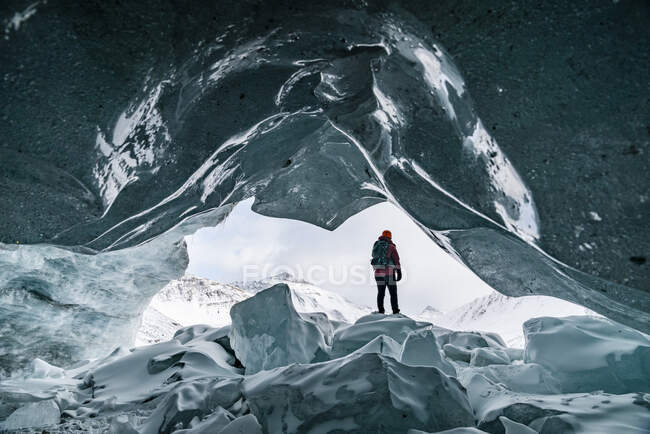 Explorando las cuevas de hielo de Jasper cerca de Banff - foto de stock
