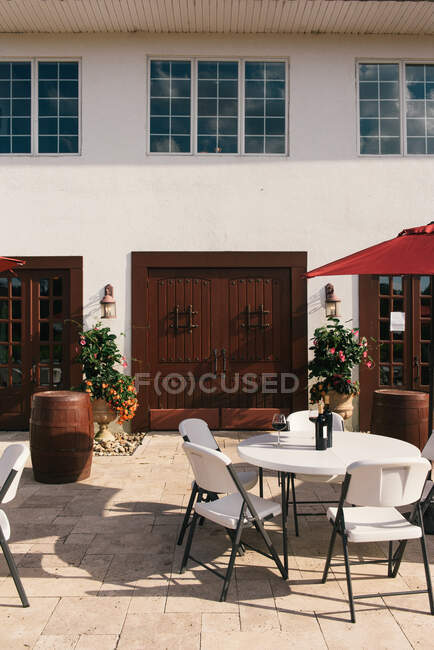 Vista sul ristorante con ombrelloni bianchi — Foto stock