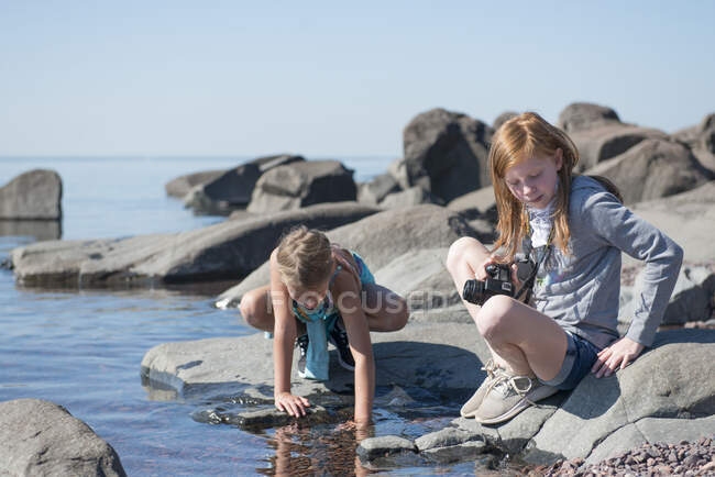 Pré adolescent les filles jouer sur l 'rivage — Photo de stock