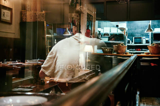 Um cozinheiro se preparando a partir de um prato designer — Fotografia de Stock
