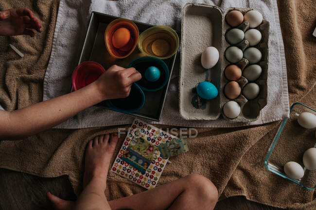 Schüsse auf Kinder, die Ostereier färben — Stockfoto