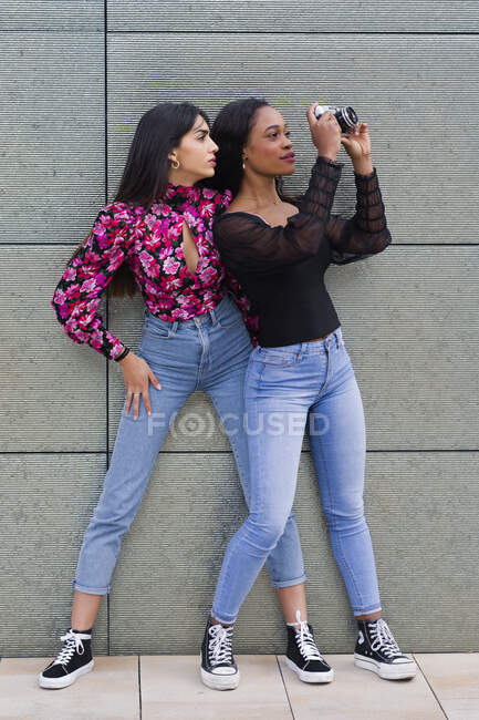 Two beautiful Arab and African-American girls pose together usin — Stock Photo