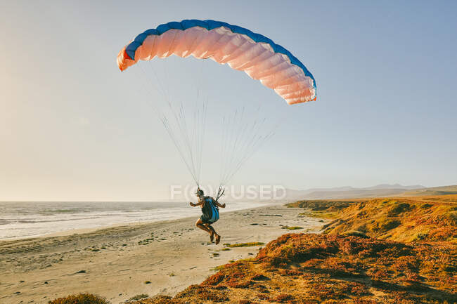 Young man paragliding during sunset in Baja, Mexico — Stock Photo
