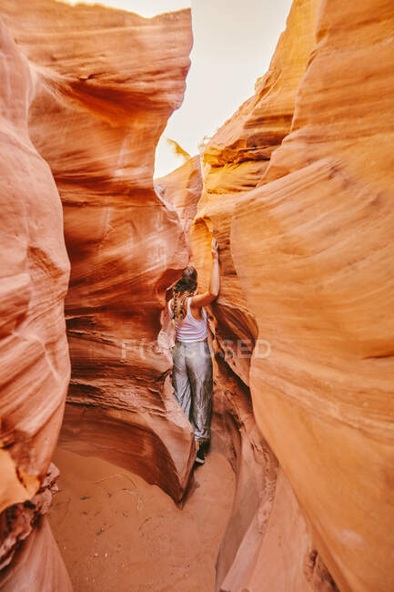 Молодая женщина исследует узкие слот-каньоны в Эскаланте, летом — стоковое фото