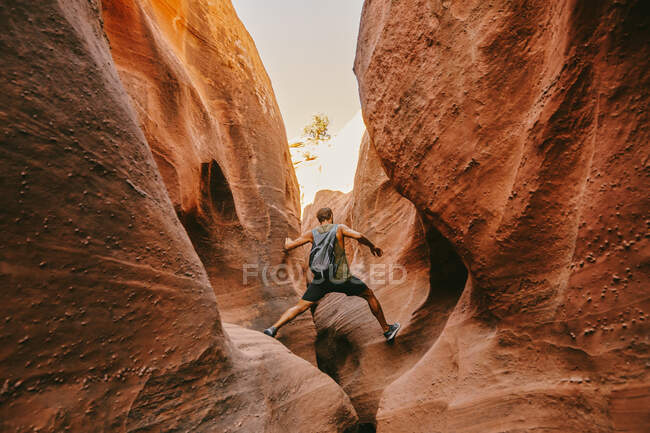Giovane uomo esplorare stretti canyon slot a Escalante, durante l'estate — Foto stock