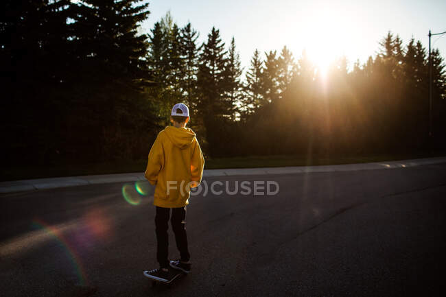 Giovanissima ragazzo skateboard su strada — Foto stock