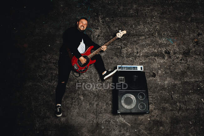 Bass Player con guitarra roja en el suelo - foto de stock
