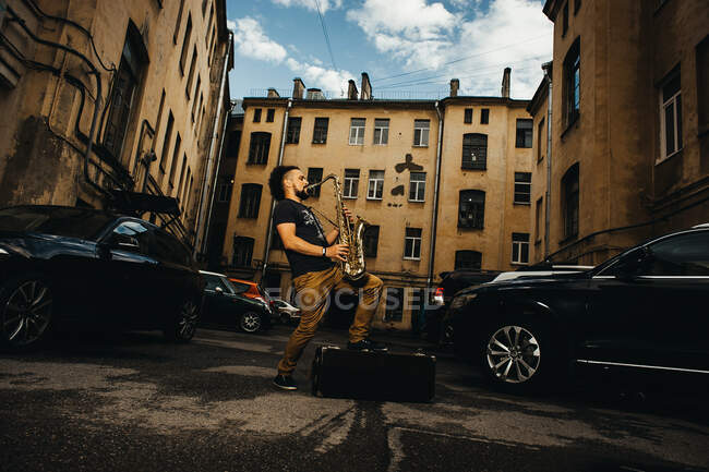 Jugador de saxofón en City Yard - foto de stock