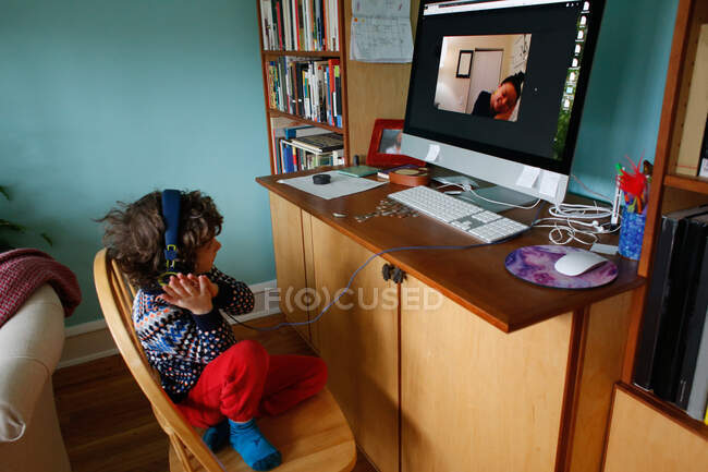 Um menino aprendendo na frente de um desktop — Fotografia de Stock