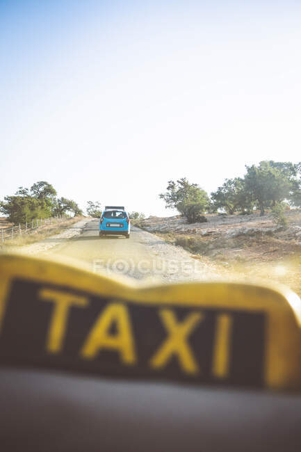Dois táxis dirigem em uma estrada rural — Fotografia de Stock