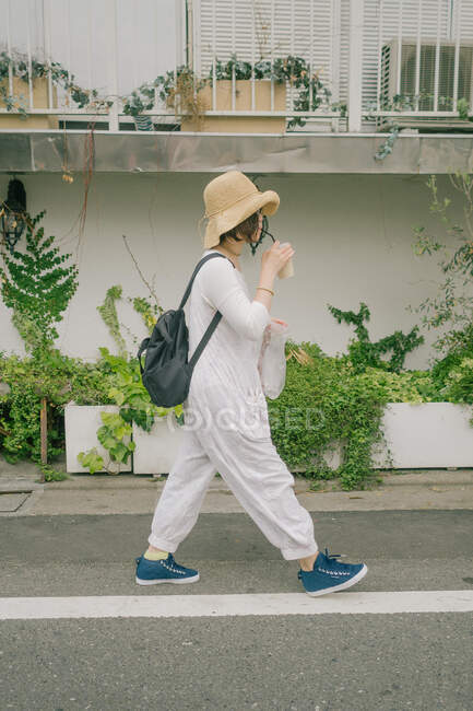 Mädchen läuft durch japanische Straßen und trinkt Kaffee — Stockfoto