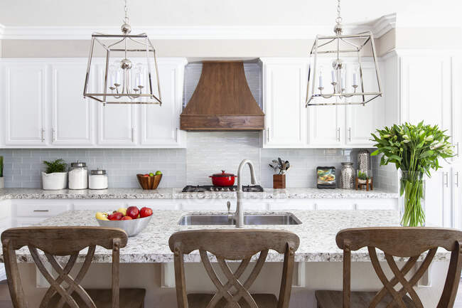 Interni eleganti con tavolo, sedie e decorazione della cucina. — Foto stock