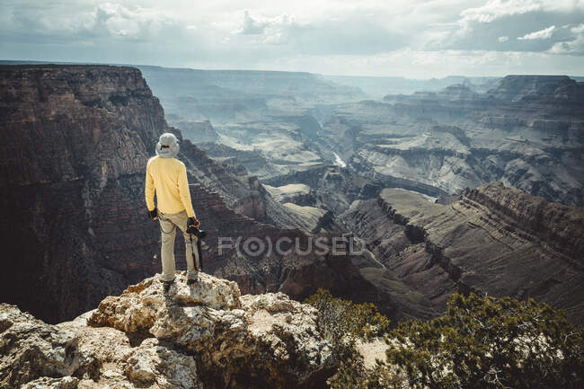 Uomo osservare fiume Colorado dal Grand Canyon vista villaggio — Foto stock