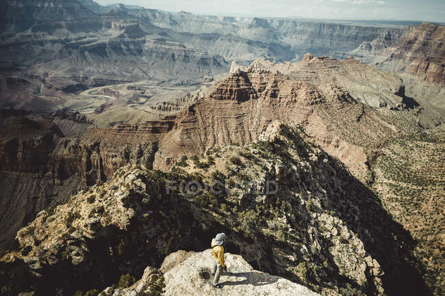 Man observe grand canyon from hopi point view — Stock Photo