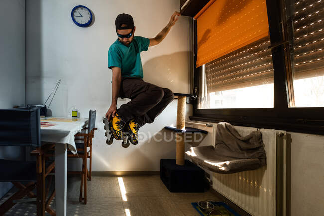 Катание на роликовых коньках в помещении во время карантина — стоковое фото