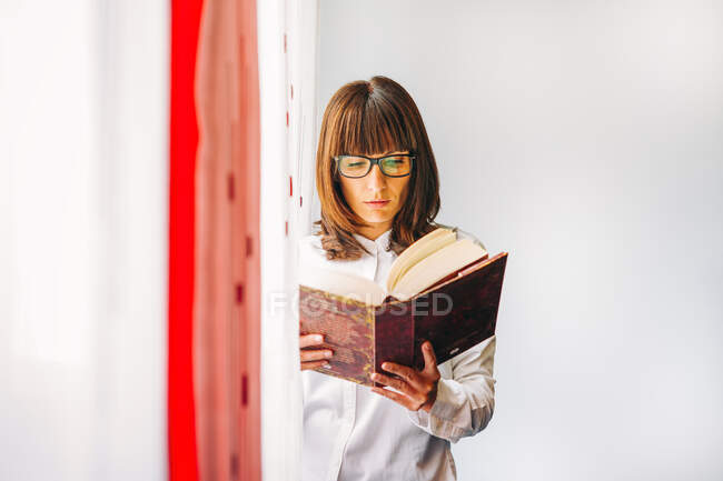 Chica con un libro de lectura - foto de stock