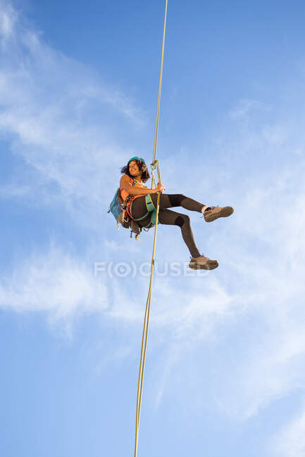 Young woman abseiling on Chulilla Canyon (Spain) — Stock Photo