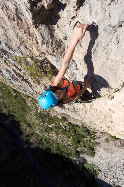 Jovem mulher escalando através de uma via ferrata em Chulilla Canyon (Espanha) — Fotografia de Stock