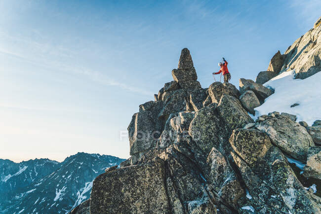Man coiling rope during snowy alpine rock climbing trip in Washington — Stock Photo