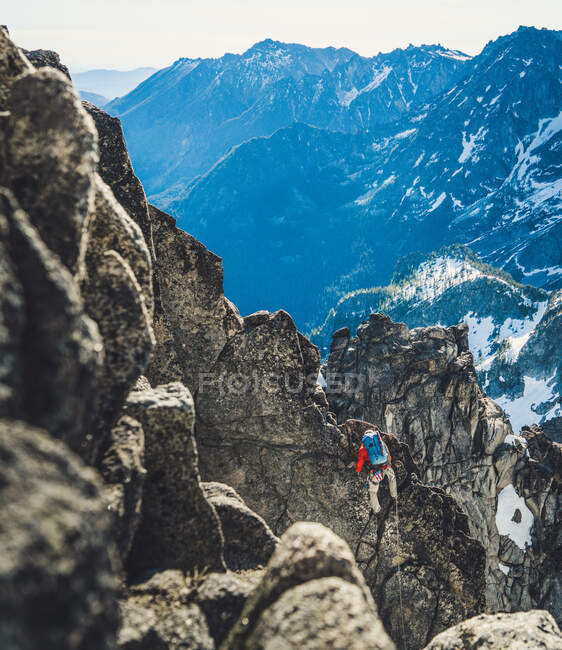 Человек карабкается по скалам в горах Вашингтона — стоковое фото