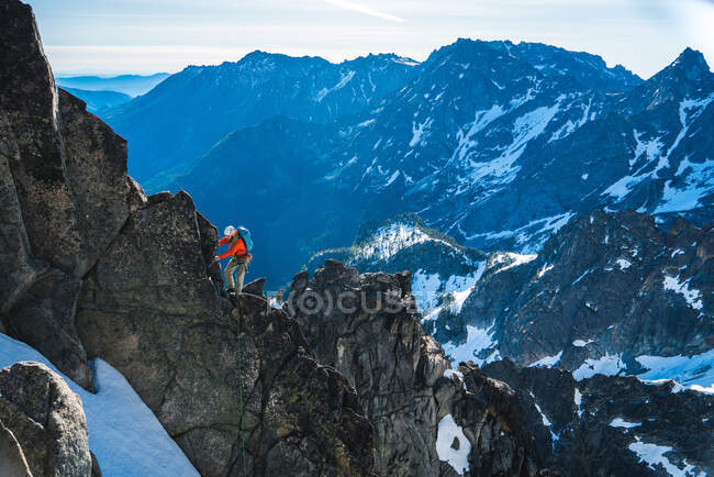 Чоловік, який піднімається на скелю у горах Вашингтона. — стокове фото