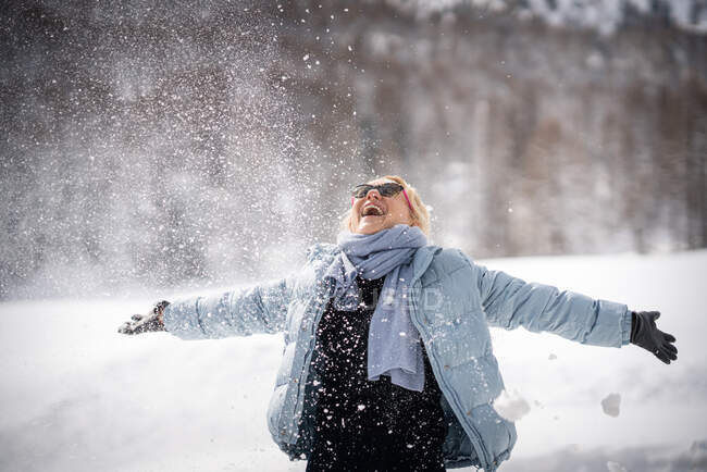 Mujeres felices disfrutando de la nieve - foto de stock