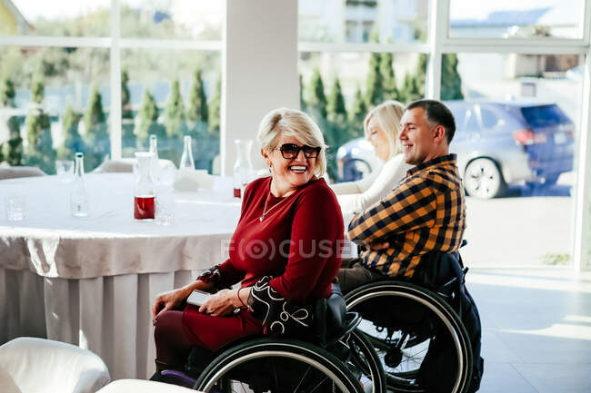 Personas en sillas de ruedas en una conferencia - foto de stock