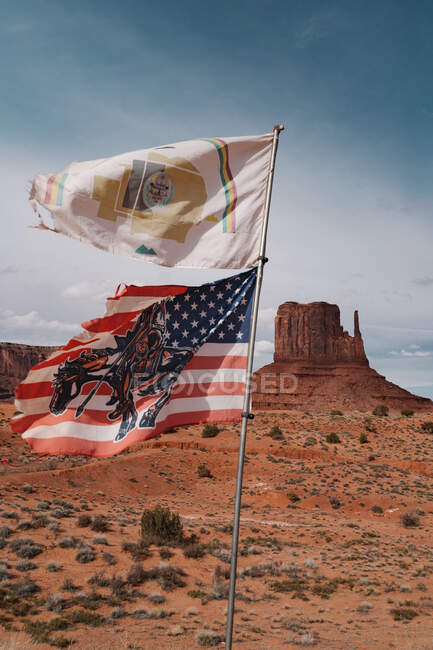 Флаги США и Навахо движутся с ветром в Долине Монументов — стоковое фото