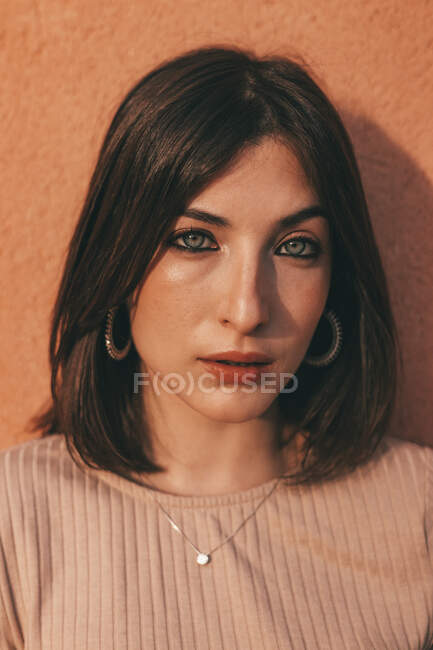 Porträt einer schönen Frau mit grünen Augen, die in die Kamera blickt — Stockfoto