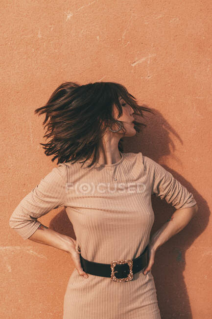 Постріл жінки, що повертає голову, граючи з волоссям — стокове фото