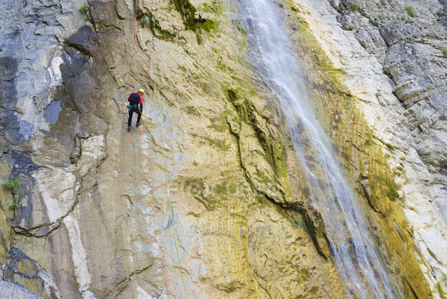 Canyoneering Sorrosal Canyon en los Pirineos, Broto village, Hue - foto de stock