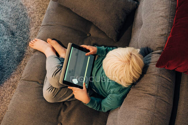 Young boy video conferencing with class on computer — Stock Photo