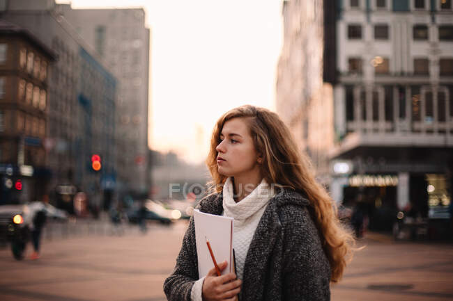 Ritratto di studentessa adolescente in piedi in città durante l'autunno — Foto stock