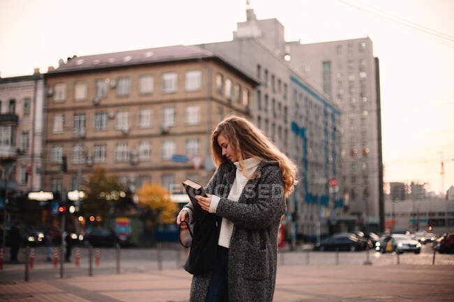 Adolescente étudiante marchant en ville pendant l'automne — Photo de stock