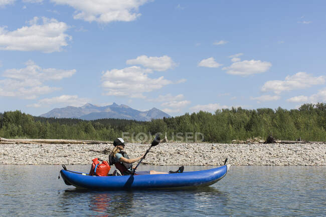 Uma jovem flutua em um garfo norte do rio Flathead. — Fotografia de Stock