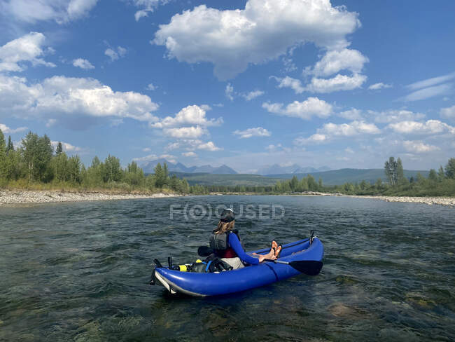 Молодая женщина плывет по Северному ручью реки Флатхед. — стоковое фото