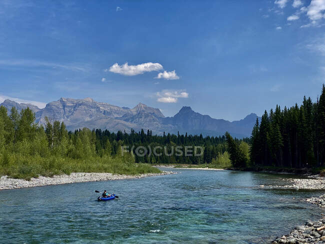 Une jeune femme flotte à la fourche nord de la rivière Flathead. — Photo de stock