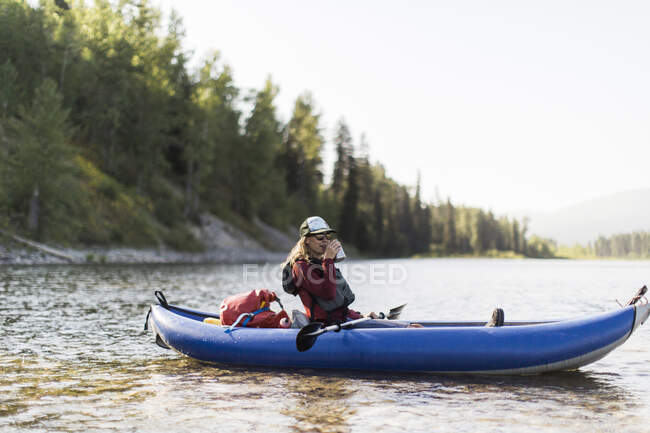 Une jeune femme flotte à la fourche nord de la rivière Flathead. — Photo de stock