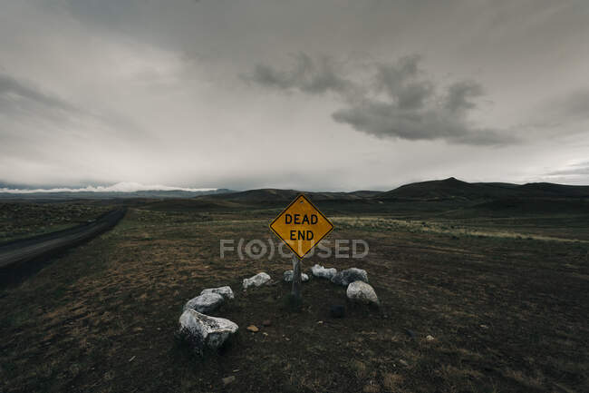 Vista desde un camino de montaña y señal en el fondo de la naturaleza - foto de stock