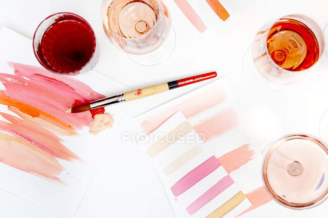 Ros con acquerelli e pennello su lavagna bianca — Foto stock