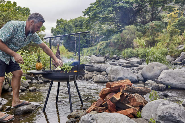 Chef Préparation du barbecue au camping Cuisine près de Stream — Photo de stock